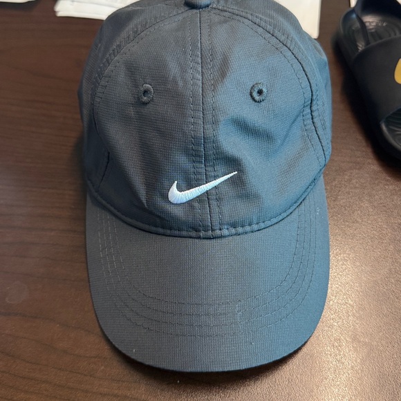 Nike black Cap with White Logo - Picture 1 of 2